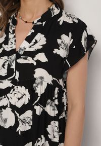 Born2be - Czarna Bawełniana Sukienka o Kroju Oversize w Kwiaty Liralea. Okazja: na spacer, na co dzień. Kolor: czarny. Materiał: bawełna. Wzór: kwiaty. Typ sukienki: oversize. Styl: casual, klasyczny #4