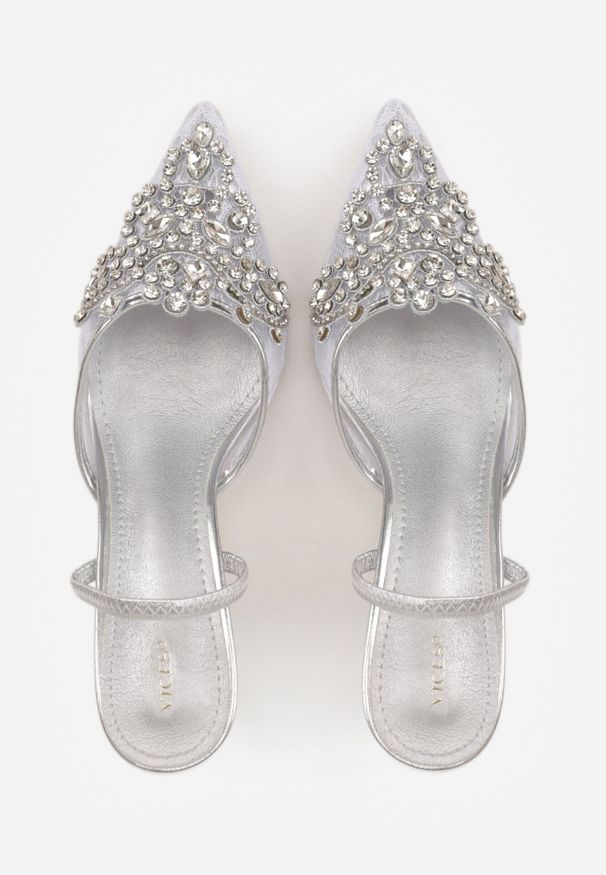 Born2be - Srebrne Czółenka na Szpilce VICES z Paskiem na Piętę Koronką i Aplikacją Clymellia. Okazja: na komunię, na wesele, na ślub cywilny. Zapięcie: pasek. Kolor: srebrny. Materiał: koronka. Wzór: aplikacja, koronka. Obcas: na szpilce. Styl: elegancki, glamour, wizytowy