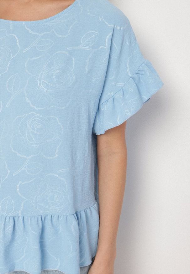 Born2be - Jasnoniebieska Bluzka o Kroju Oversize z Falbanami Livelle. Okazja: na co dzień. Kolor: niebieski. Materiał: jeans. Długość rękawa: krótki rękaw. Długość: krótkie. Styl: casual