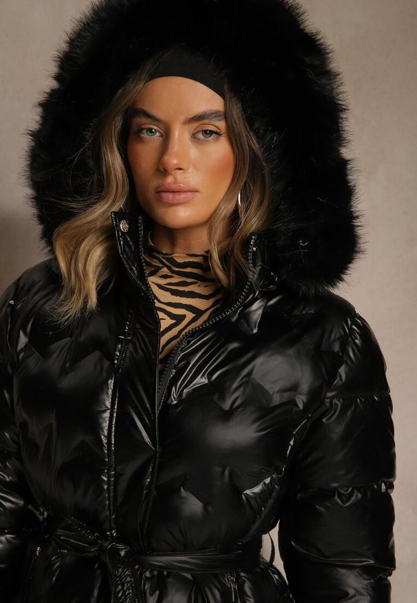 Renee - Czarna Kurtka Pikowana z Odpinanym Futerkiem i Kapturem Ozdobiona Paskiem Olinesa. Kolor: czarny. Materiał: futro. Wzór: aplikacja. Styl: elegancki, klasyczny