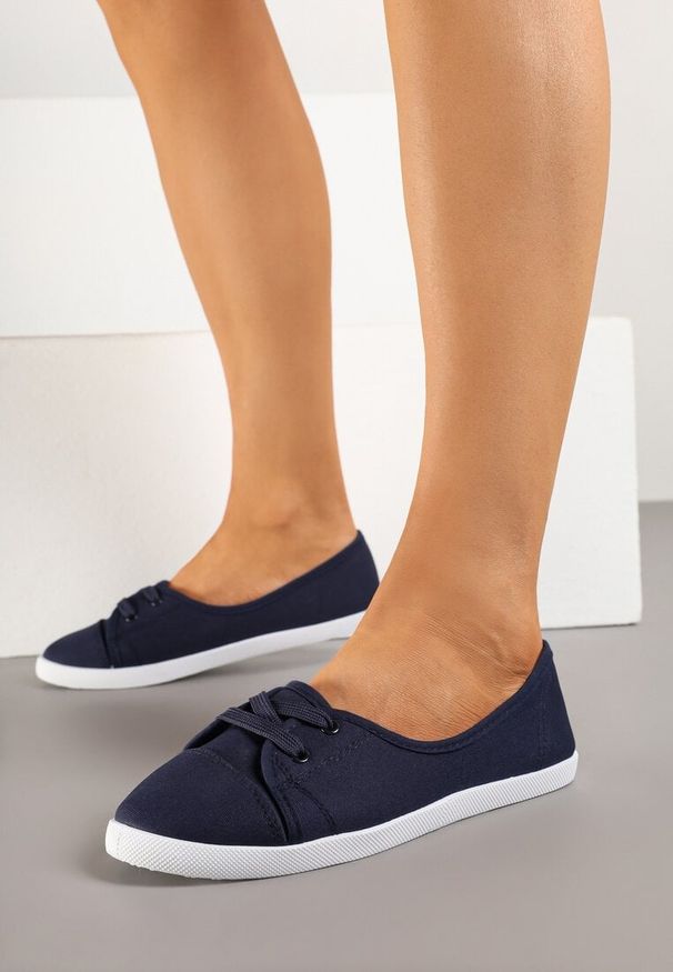 Renee - Granatowe Tenisówki Vices z Drobnym Sznurowaniem Telithia. Kolor: niebieski
