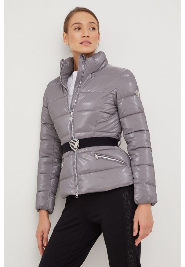 EA7 Emporio Armani kurtka damska kolor fioletowy zimowa. Typ kołnierza: kaptur. Kolor: fioletowy. Materiał: materiał. Sezon: zima