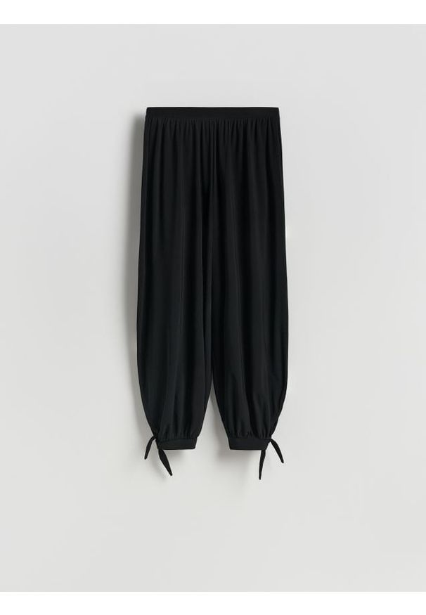 Reserved - Spodnie balloon - czarny. Kolor: czarny. Materiał: dzianina. Wzór: gładki
