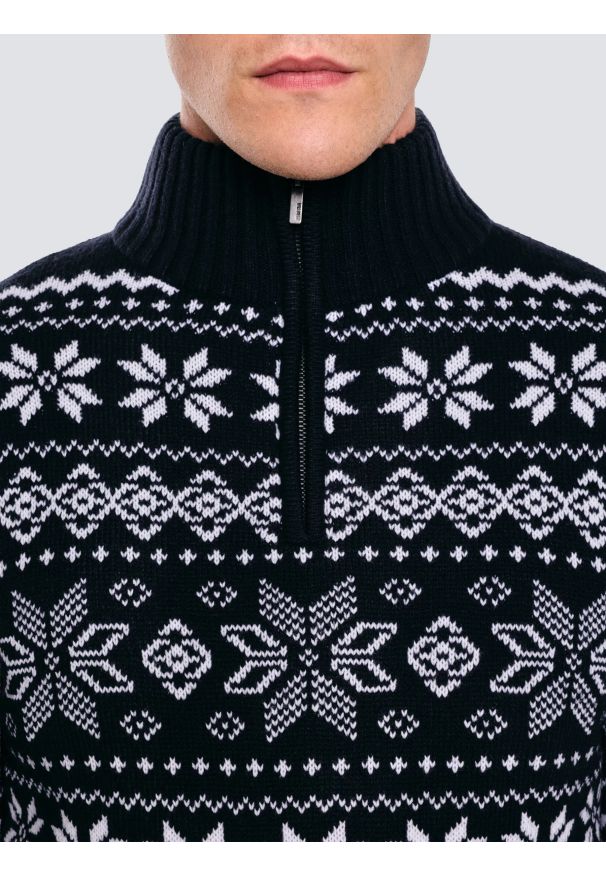 Big-Star - Sweter męski ze skandynawskim wzorem granatowy Kevino 403. Okazja: na co dzień. Typ kołnierza: kołnierzyk stójkowy. Kolor: niebieski. Materiał: dzianina, jeans. Długość: krótkie. Wzór: ze splotem. Styl: elegancki, casual, klasyczny