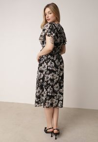 Born2be - Czarna Kopertowa Sukienka w Kwiaty z Wiązanym Paskiem i Brokatem Hilingea. Okazja: na imprezę, do pracy, na co dzień. Kolor: czarny. Wzór: kwiaty. Typ sukienki: kopertowe. Styl: casual, elegancki. Długość: midi #5