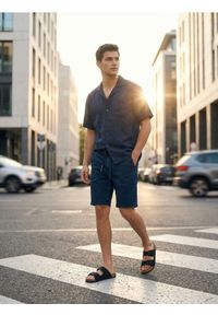 Sinsay - Szorty jeansowe slim - niebieski. Kolor: niebieski