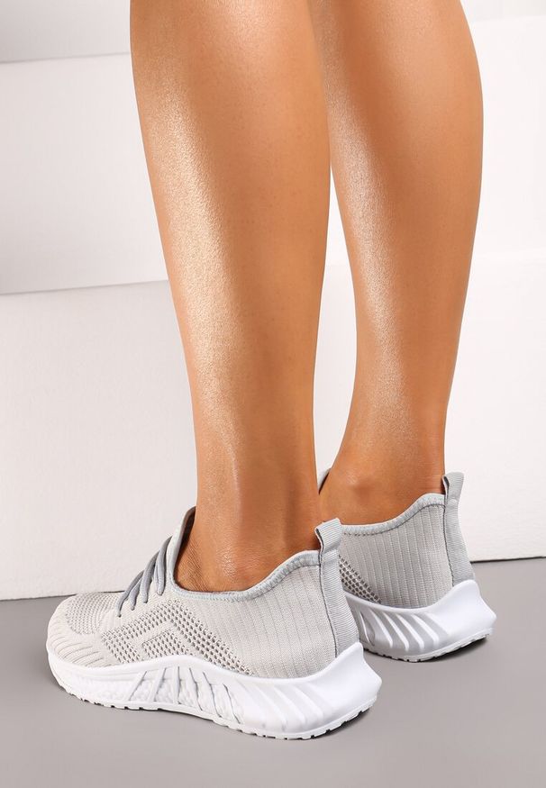 Renee - Szare Buty Sportowe Bemostom. Wysokość cholewki: przed kostkę. Kolor: szary. Materiał: materiał. Szerokość cholewki: normalna. Wzór: aplikacja, jednolity. Sport: fitness