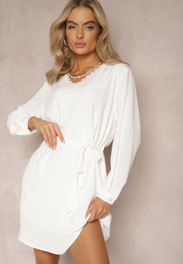 Renee - Biała Mini Sukienka Rozkloszowana z Koronkową Aplikacją i Paskiem Ailetras. Kolor: biały. Materiał: koronka. Wzór: aplikacja. Długość: mini