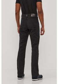 Wrangler - Spodnie ATG. Kolor: czarny. Materiał: materiał, tkanina. Wzór: gładki