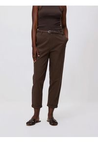 Reserved - Spodnie chino z paskiem - brązowy. Kolor: brązowy. Materiał: bawełna, tkanina