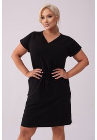 Moda Size Plus Iwanek - Dresowa czarna sukienka Bianca PLUS SIZE XXL WIOSNA. Typ kołnierza: dekolt w kształcie V. Kolekcja: plus size. Kolor: czarny. Typ sukienki: dla puszystych. Materiał: dresówka. Długość rękawa: krótki rękaw. Sezon: wiosna. Styl: klasyczny, elegancki. Długość: midi