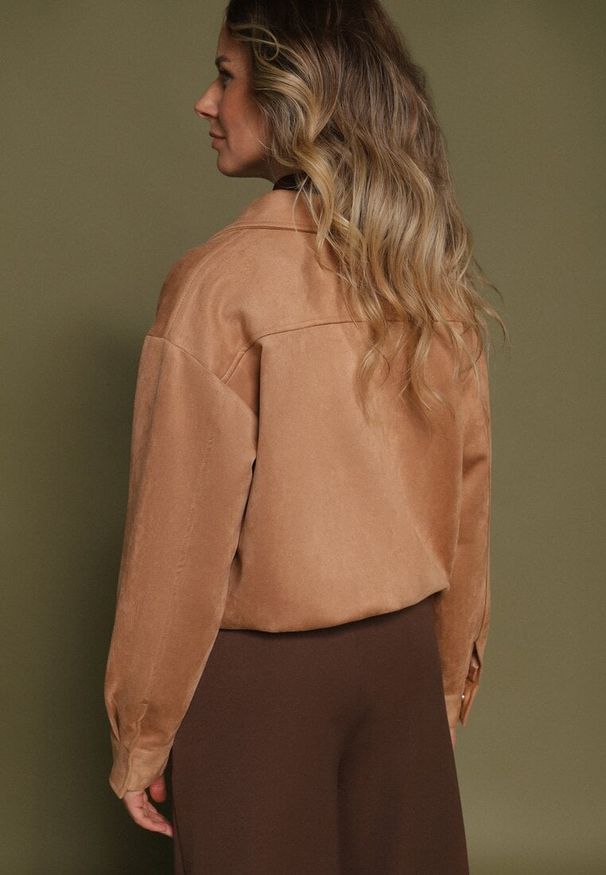 Born2be - Beżowa Kurtka Przejściowa Bomberka z Imitacji Zamszu z Kołnierzykiem Ervila. Okazja: na co dzień. Kolor: beżowy. Materiał: zamsz. Długość: krótkie. Sezon: jesień. Styl: casual