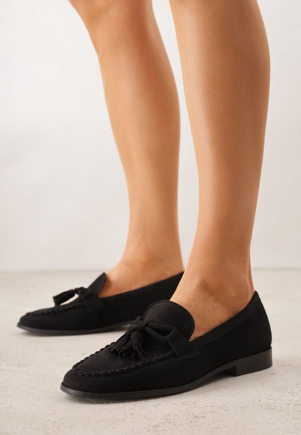 Renee - Czarne Mokasyny z Imitacji Zamszu z Aplikacją w Kształcie Kokardy z Frędzlami Edea. Kolor: czarny. Materiał: zamsz. Wzór: aplikacja. Styl: boho