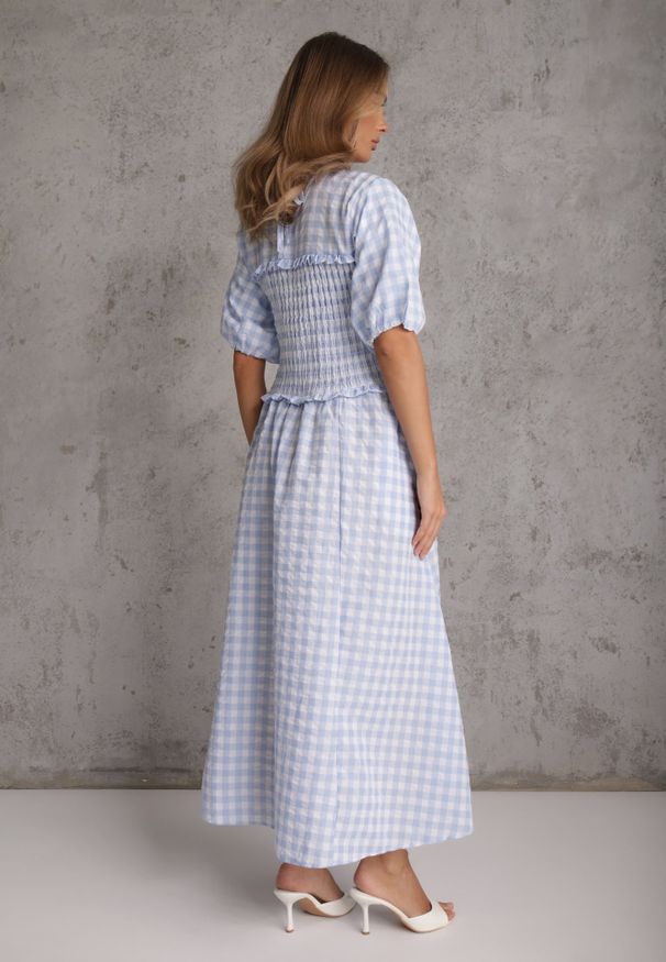 Renee - Jasnoniebieska Sukienka w Stylu Boho z Bawełną w Kratę i Marszczoną Górą Diomereia. Okazja: na co dzień. Kolor: niebieski. Materiał: bawełna. Sezon: lato. Typ sukienki: proste, rozkloszowane. Styl: boho
