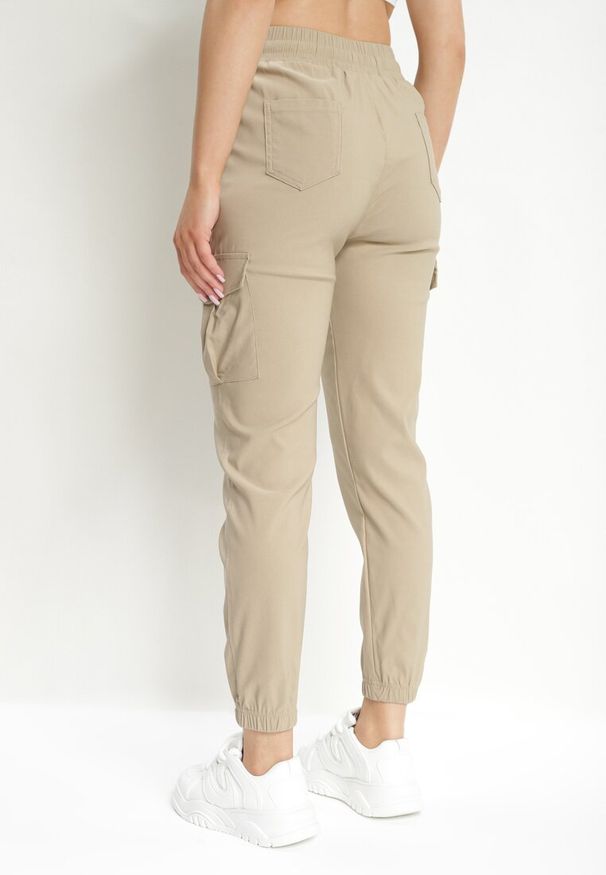 Born2be - Beżowe Spodnie Bojówki z Kieszeniami i Wiązaniem w Talii Pavettia. Okazja: na co dzień. Kolor: beżowy. Styl: casual, elegancki
