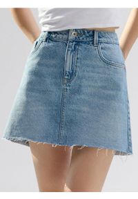 Sinsay - Jeansowa spódniczka mini z surowym wykończeniem - niebieski. Kolor: niebieski. Materiał: jeans