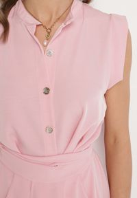 Born2be - Różowa Sukienka Koszulowa o Rozkloszowanym Kroju z Wiązaniem w Pasie Mavirielle. Okazja: na co dzień. Typ kołnierza: dekolt w serek. Kolor: różowy. Materiał: skóra. Długość rękawa: długi rękaw. Typ sukienki: koszulowe. Styl: casual, elegancki #4