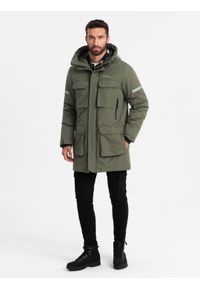 Ombre Clothing - Ocieplana długa kurtka męska z odblaskowymi elementami – oliwkowa V3 - Rozmiar: S. Typ kołnierza: kołnierzyk stójkowy, kaptur. Kolor: oliwkowy. Materiał: guma, syntetyk, poliester, materiał. Długość: długie. Wzór: aplikacja, nadruk #6