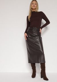 Born2be - Brązowa Spódnica Ołówkowa z Imitacji Skóry z Paskiem z Dużą Klamrą Rewedia. Okazja: na spotkanie biznesowe, do pracy, na co dzień. Kolor: brązowy. Materiał: skóra. Styl: casual, klasyczny, biznesowy #6