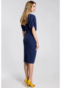 Sukienki.shop - Sukienka ołówkowa kimonowa z bufiastymi rękawami granatowa. Okazja: na randkę, na ślub cywilny, do pracy, na wesele, na imprezę. Kolor: niebieski. Materiał: tkanina, elastan, materiał. Wzór: gładki. Typ sukienki: ołówkowe. Styl: elegancki. Długość: midi #3