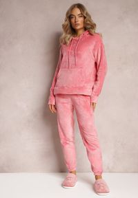 Renee - Różowy 2-częściowy Pluszowy Komplet Piżamowy z Bluzą Kangurką i Spodniami Jogger Vegame. Kolor: różowy. Materiał: dzianina #1
