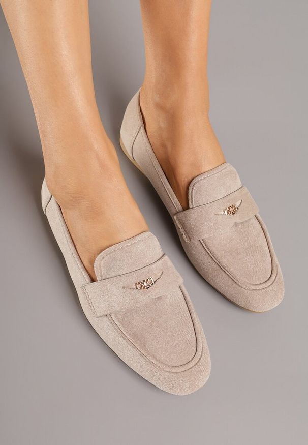 Renee - Ciemnobeżowe Mokasyny Ozdobione Metaliczną Aplikacją Gohildde. Okazja: na spacer, na co dzień. Kolor: beżowy. Materiał: jeans. Wzór: aplikacja. Styl: elegancki, casual