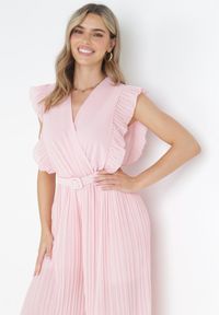 Born2be - Różowy Plisowany Kombinezon z Szerokimi Nogawkami i Wiązanym Paskiem Audra. Okazja: na co dzień. Kolor: różowy. Sezon: wiosna, lato. Styl: casual, elegancki #3