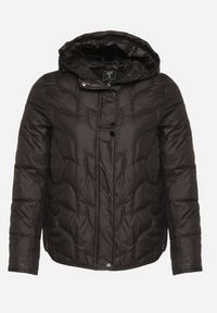 Born2be - Czarna Pikowana Kurtka Przejściowa o Klasycznym Kroju z Kapturem Tavitte. Okazja: na spacer, na co dzień. Typ kołnierza: kaptur. Kolekcja: plus size. Kolor: czarny. Materiał: jeans, poliester. Wzór: aplikacja. Styl: klasyczny #7