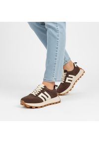 Sneakersy damskie Filippo naturalna skóra zamszowa, klasyczne sznurowanie, kontrastowe wstawki, gruba podeszwa z bieżnikiem, styl sportowo-casualowy. Okazja: na co dzień. Zapięcie: sznurówki. Kolor: brązowy. Materiał: skóra, zamsz. Styl: klasyczny, casual, sportowy #1