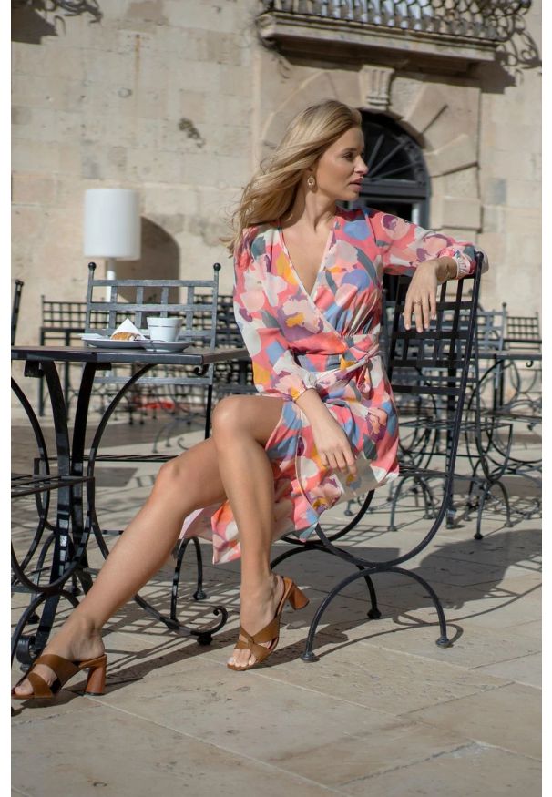 Sukienki.shop - Zwiewna sukienka szyfonowa kopertowa z wiązaniem pastelowa. Okazja: na randkę. Materiał: szyfon. Typ sukienki: kopertowe. Styl: wizytowy