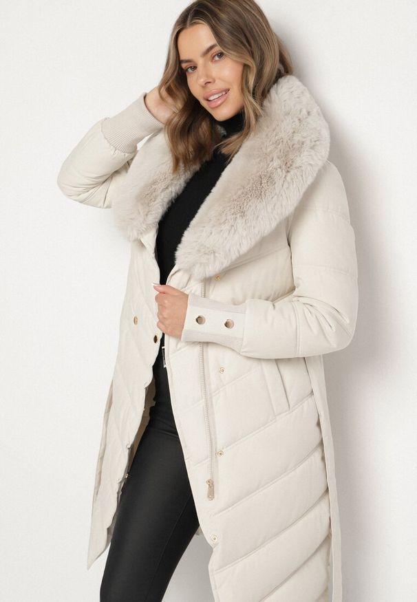 Born2be - Biała Elegancka Kurtka z Pikowanymi Przeszyciami i Futrzanym Kołnierzem Gallea. Okazja: na spacer, na co dzień. Kolor: biały. Materiał: futro. Sezon: zima. Styl: elegancki