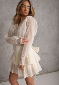 Renee - Jasnobeżowa Sukienka z Bawełną z Koronkowymi Wstawkami i Wiązaniem w Stylu Boho Oriposi. Kolor: beżowy. Materiał: bawełna, koronka. Wzór: paski, ażurowy, koronka. Styl: boho #7
