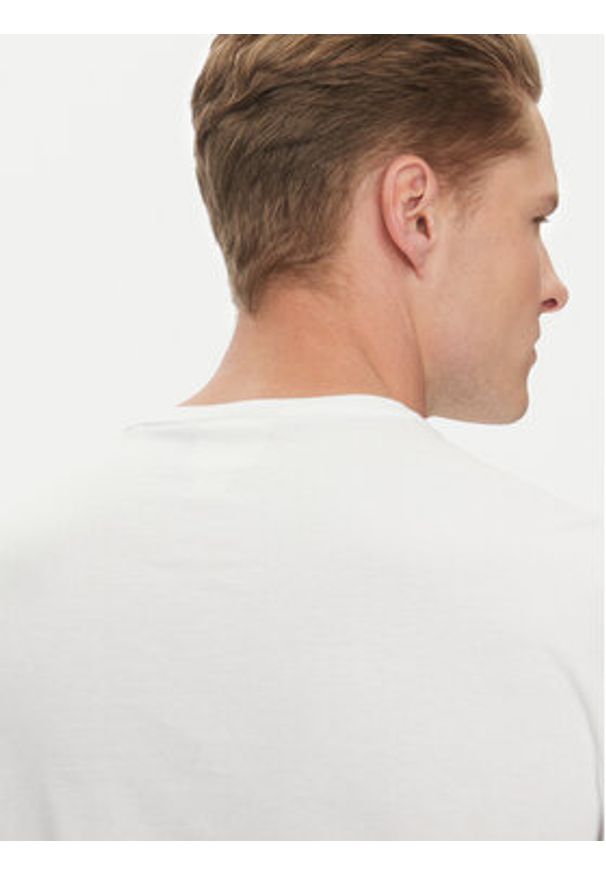 Calvin Klein T-Shirt Linear Ombre K10K114163 Biały Regular Fit. Kolor: biały. Materiał: bawełna