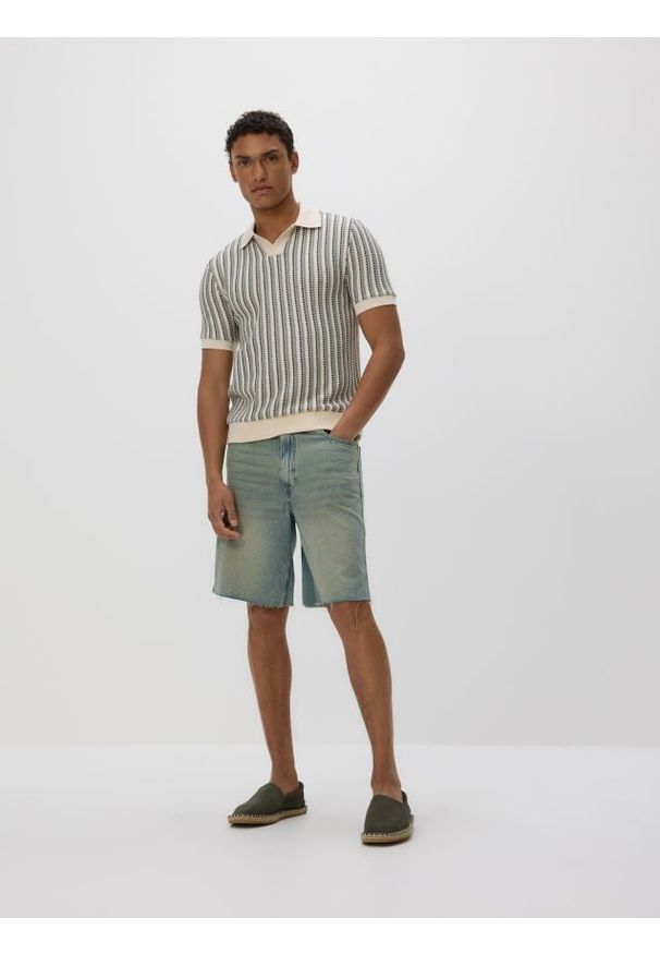 Reserved - Koszulka polo comfort w paski - granatowy. Typ kołnierza: polo. Kolor: niebieski. Materiał: dzianina, bawełna. Wzór: paski