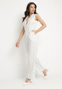 Born2be - Biały Kombinezon w Garniturowym Stylu w Drobne Paski Sarisse. Okazja: na co dzień, na spacer. Kolor: biały. Wzór: paski. Styl: klasyczny, casual, elegancki #7