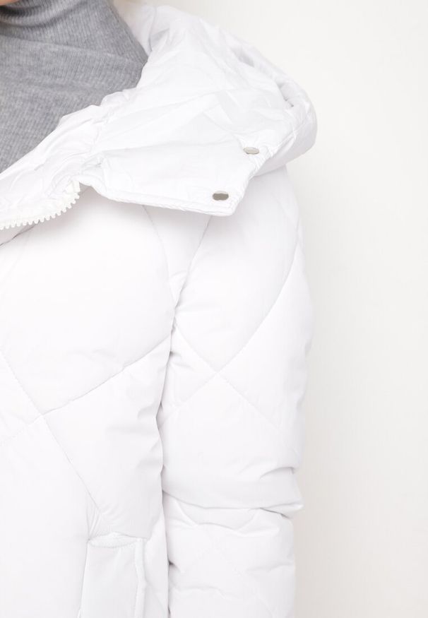 Born2be - Biała Kurtka Płaszcz z Geometrycznym Pikowaniem Johnatta. Kolor: biały. Wzór: geometria