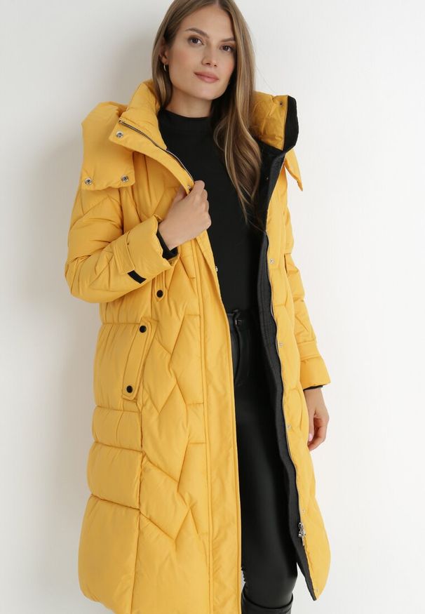 Born2be - Żółta Kurtka z Paskiem i Saszetką Pikowana Długa Phinare. Kolor: żółty. Materiał: materiał. Długość: długie. Wzór: aplikacja