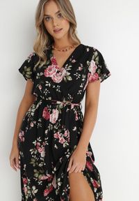 Born2be - Czarna Kopertowa Sukienka w Kwiatowy Wzór z Paskiem i Falbanką Thellippe. Typ kołnierza: dekolt kopertowy, dekolt w kształcie V. Kolor: czarny. Wzór: kwiaty. Typ sukienki: kopertowe. Materiał: tkanina. Długość rękawa: krótki rękaw. Sezon: lato. Styl: elegancki. Długość: maxi #5