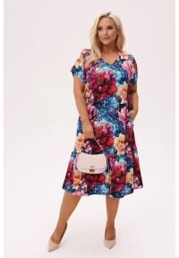 Moda Size Plus Iwanek - Wiskozowa sukienka Solea w print piwonii PLUS SIZE XXL OVERSIZE. Okazja: do pracy, na co dzień, na spacer. Typ kołnierza: dekolt w serek. Kolekcja: plus size. Materiał: wiskoza. Wzór: nadruk. Sezon: lato. Typ sukienki: oversize, dla puszystych. Styl: klasyczny, casual, elegancki