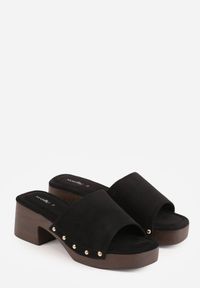 Renee - Czarne Klapki w Stylu Drewniaków z Nitami na Klockowym Obcasie Junikofa. Okazja: na co dzień. Kolor: czarny. Materiał: zamsz, koronka. Obcas: na obcasie. Styl: casual, rockowy. Wysokość obcasa: średni #4