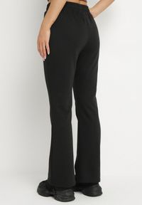 Born2be - Czarne Spodnie Dresowe o Kroju Dzwonów z Gumką w Talii Efravella. Okazja: na co dzień. Kolor: czarny. Materiał: dresówka. Styl: elegancki, casual #3