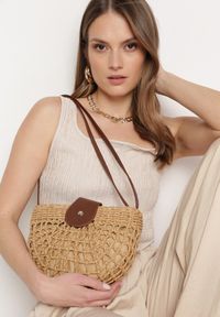 Born2be - Ciemnobeżowa Torebka z Szerokiej Plecionki na Ramię Zapinana na Zatrzask i Suwak Sadhara. Kolor: beżowy. Styl: casual, elegancki. Rodzaj torebki: na ramię