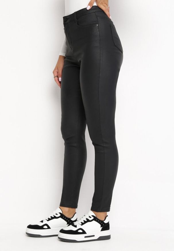 Born2be - Czarne Modelujące Spodnie Skinny z Kieszeniami Envoi. Kolor: czarny