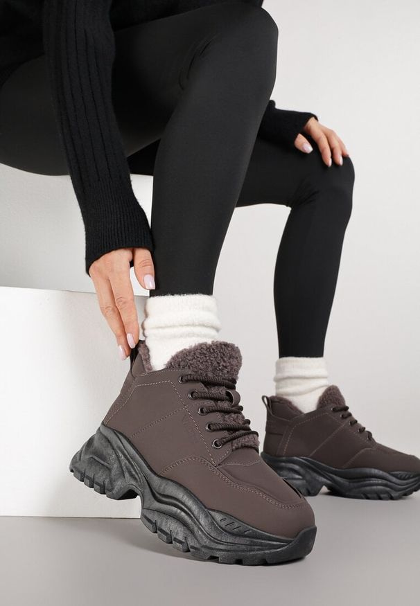 Born2be - Brązowe Traperki Sneakersy Vices na Grubej Tłoczonej Platformie Typu Traperki Narrise. Okazja: na co dzień. Kolor: brązowy. Materiał: jeans. Obcas: na platformie. Styl: casual