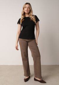 Born2be - Czarny Bawełniany T-shirt z Koronkowymi Rękawami Carilynore. Okazja: na co dzień. Kolor: czarny. Materiał: bawełna, koronka. Styl: elegancki, klasyczny, casual #2