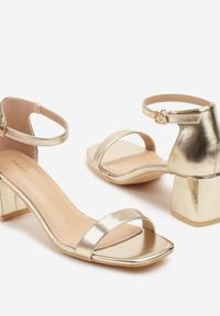 Renee - Złote Sandały Vices na Słupku z Kwadratowym Noskiem Galamia. Okazja: na co dzień. Kolor: złoty. Materiał: jeans. Obcas: na słupku. Styl: klasyczny, casual, elegancki. Wysokość obcasa: średni #6
