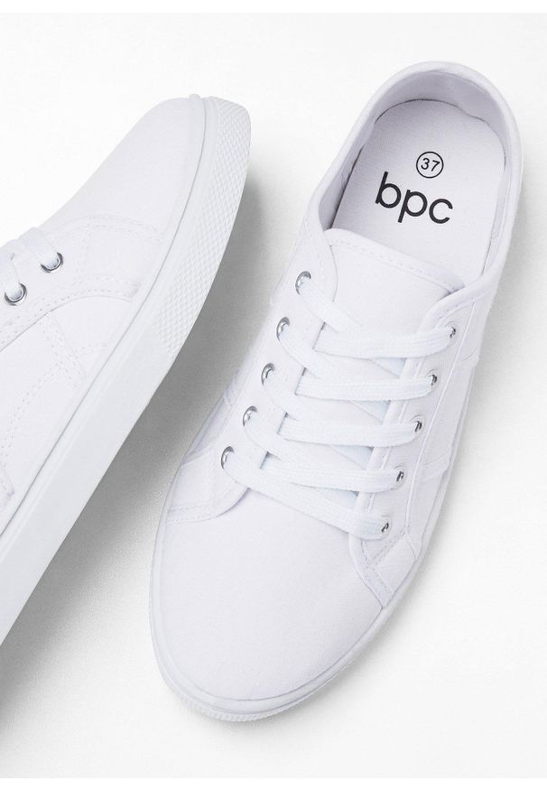 bonprix - Sneakersy Pride. Kolor: biały. Wzór: aplikacja