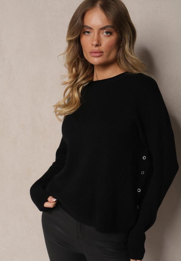 Renee - Czarny Klasyczny Sweter z Cyrkoniami na Guzikach Rerige. Okazja: na co dzień. Typ kołnierza: dekolt w łódkę. Kolor: czarny. Materiał: jeans. Długość rękawa: długi rękaw. Długość: długie. Styl: klasyczny