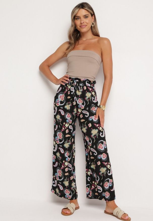 Born2be - Czarno-Różowe Spodnie z Bawełny z w Stylu Boho z Szerokimi Nogawkami i Gumką w Talii Jelvia. Okazja: na co dzień. Kolor: czarny. Materiał: bawełna. Sezon: wiosna, lato. Styl: boho