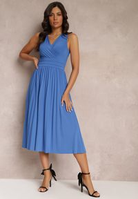 Renee - Niebieska Sukienka z Kopertowym Dekoltem i Plisowanym Dołem Anamarie. Kolor: niebieski. Długość rękawa: bez rękawów. Typ sukienki: kopertowe. Długość: midi #4